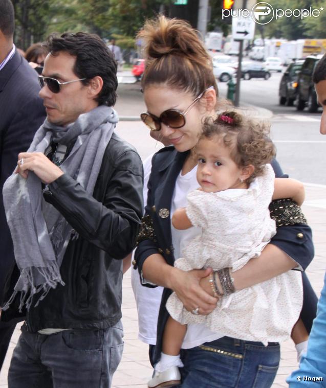 Jennifer Lopez cache son regard avec les lunettes Hogan, modèle Iconiques 2009/2010. Et sa petite Emme, elle en aura elle aussi un jour ? 