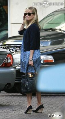 Reese Witherspoon en balade à Beverly Hills le 12 novembre 2009