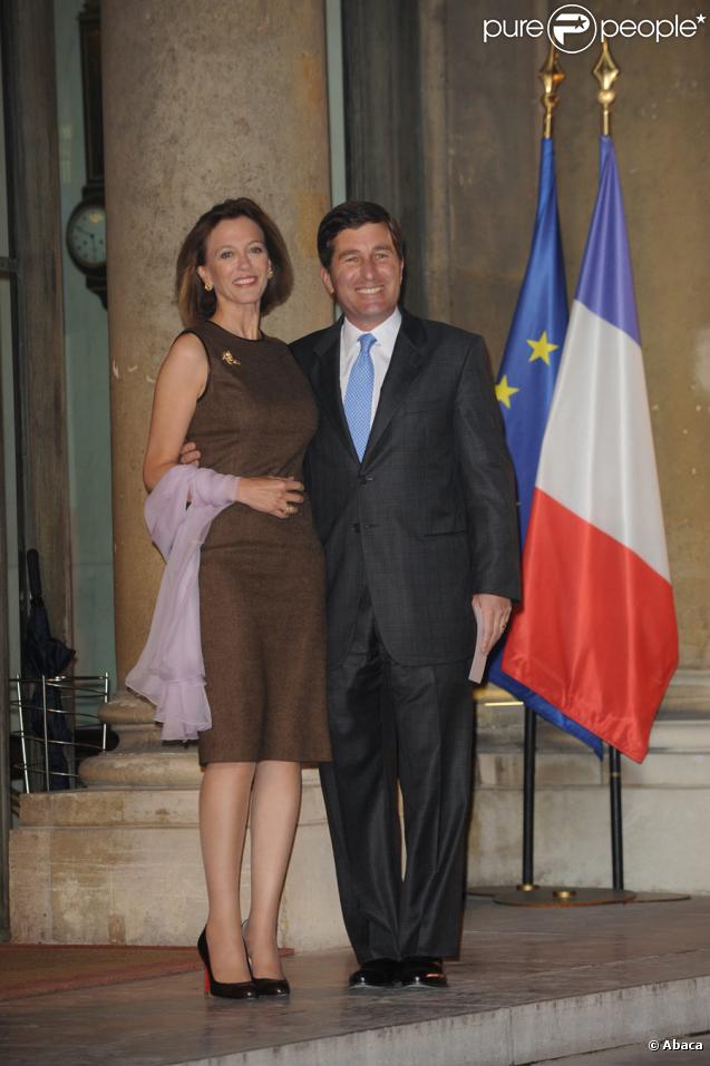 Charles H. Rivkin, l'ambassadeur américain, et sa femme lors de la remise de la Légion d'honneur à Clint Eastwood le 13 novembre 2009 à L'Elysée