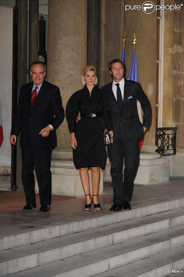 Frédéric Mitterrand, Clotilde Courau et Emmanuel Philibert de Savoie lors de la remise de la Légion d'honneur à Clint Eastwood le 13 novembre 2009 à L'Elysée