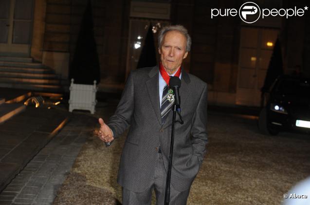 Clint Eastwood au palais de l'Elysée le 13 novembre 2009, ayant reçu la Légion d'honneur des mains de Nicolas Sarkozy 