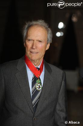 Clint Eastwood au palais de l'Elysée le 13 novembre 2009, ayant reçu la Légion d'honneur des mains de Nicolas Sarkozy 