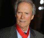Clint Eastwood au palais de l'Elysée le 13 novembre 2009, ayant reçu la Légion d'honneur des mains de Nicolas Sarkozy 