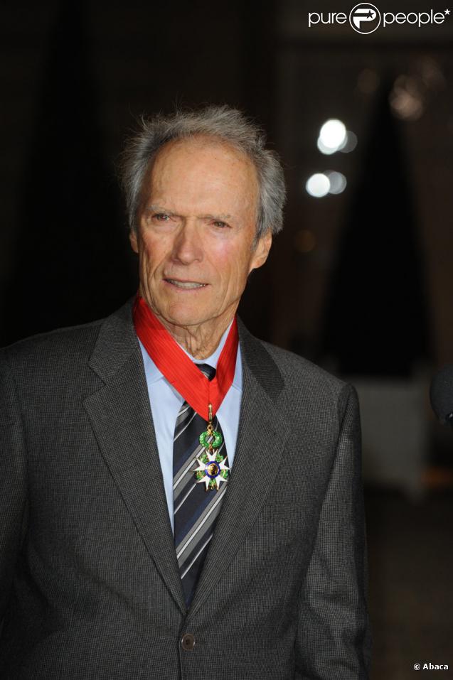 Clint Eastwood au palais de l'Elysée le 13 novembre 2009, ayant reçu la Légion d'honneur des mains de Nicolas Sarkozy 
