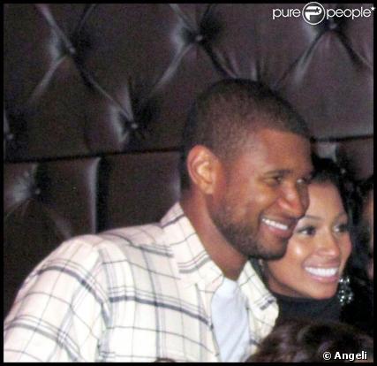 Usher et sa nouvelle conquête, la jolie Aicha, s'éclatent en discothèque, après la proclamation du divorce du chanteur.