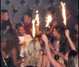 Usher et sa nouvelle conquête, la jolie Aicha, s'éclatent en discothèque, après la proclamation du divorce du chanteur.