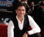 John Stamos recevait hier son étoile sur le célèbre Hollywood Walk of Fame.