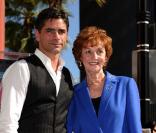 John Stamos et sa maman, sur le Hollywood Walk of Fame.