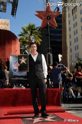 Tout fier, John Stamos affiche son étoile au public venu l'acclamer sur le Hollywood Boulevard.