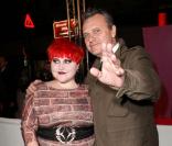 Jean-Charles de Castelbajac, créateur des illuminations du BHV, pose avec Beth Ditto du groupe The Gossip, qui avait l'honneur de donner le coup d'envoi des illuminations.