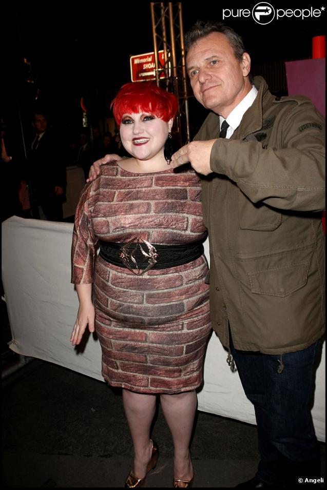 Jean-Charles de Castelbajac, créateur des illuminations du BHV, pose avec Beth Ditto du groupe The Gossip, qui avait l'honneur de donner le coup d'envoi des illuminations.
