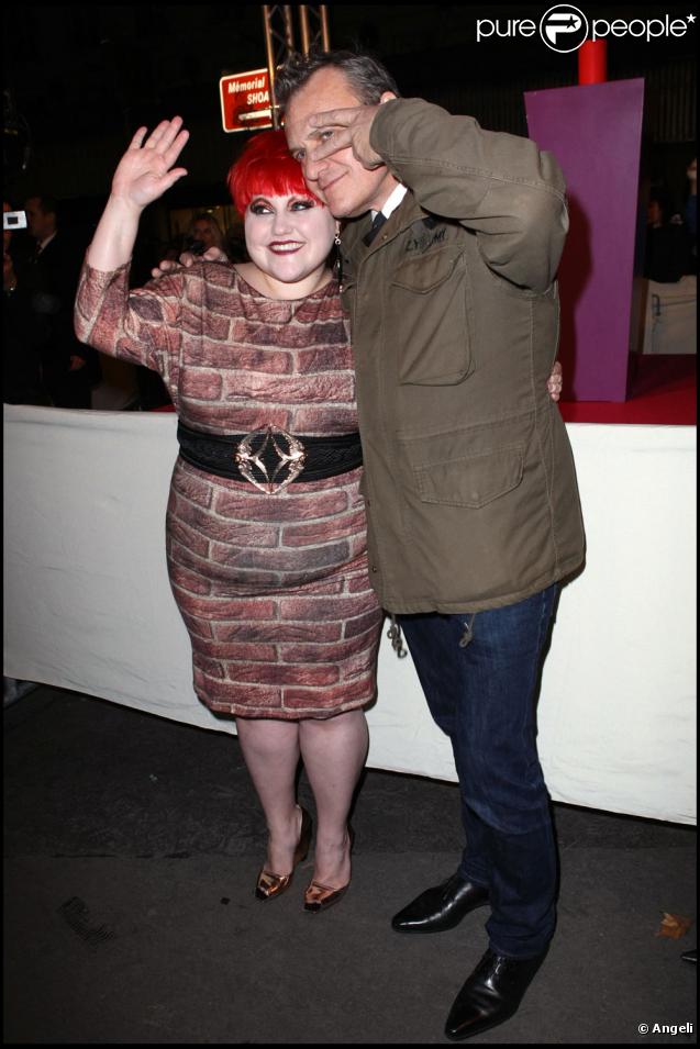 Jean-Charles de Castelbajac, créateur des illuminations du BHV, pose avec Beth Ditto du groupe The Gossip, qui avait l'honneur de donner le coup d'envoi des illuminations.