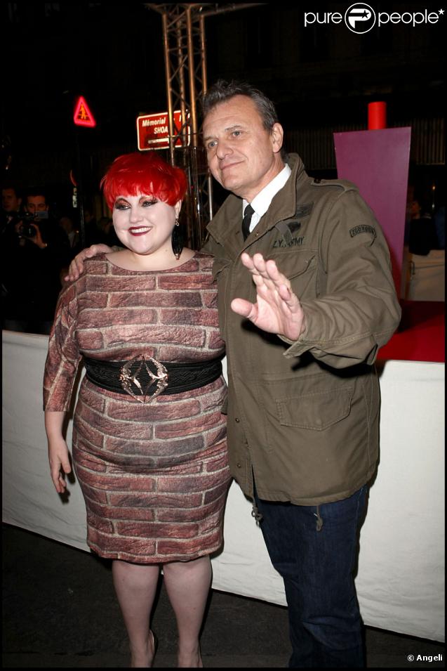 Jean-Charles de Castelbajac, créateur des illuminations du BHV, pose avec Beth Ditto du groupe The Gossip, qui avait l'honneur de donner le coup d'envoi des illuminations.