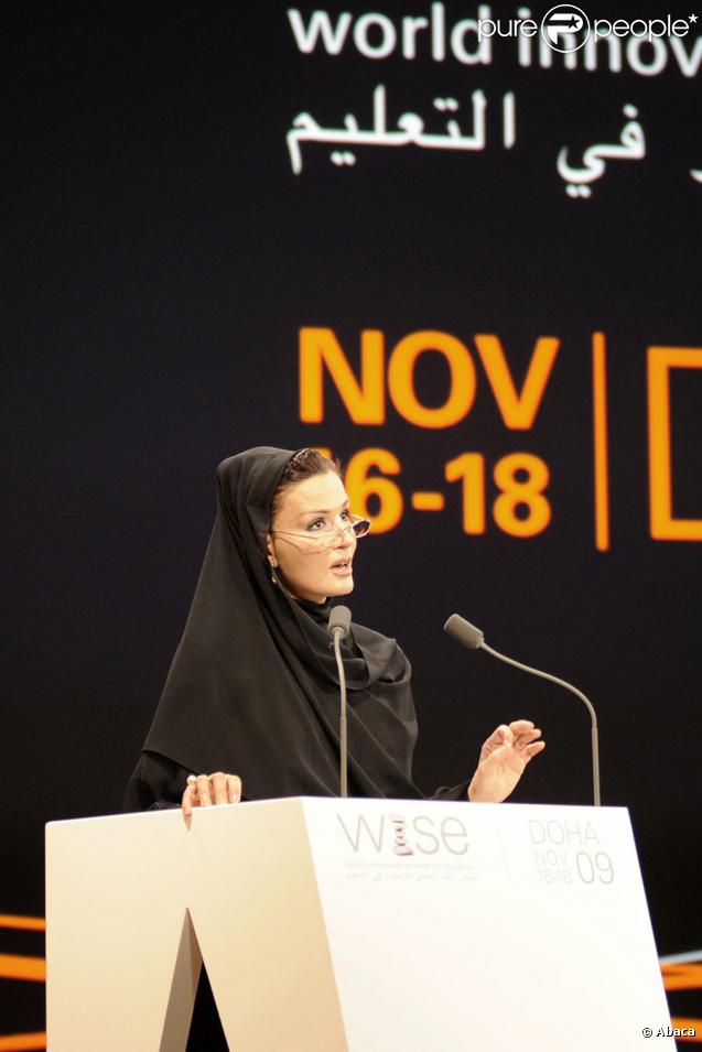 Le dîner de gala du sommet international sur l'éducation à Doha avec cheikha Moza al-Misnid à Doha au Qatar, qui se tient du 16 au 18 novembre 2009 