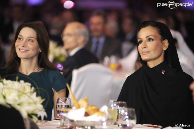Carla Bruni invitée au dîner de gala du sommet international sur l'éducation à Doha avec cheikha Moza al-Misnid à Doha au Qatar, qui se tient du 16 au 18 novembre 2009 