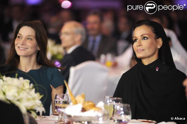Carla Bruni invitée au dîner de gala du sommet international sur l'éducation à Doha avec cheikha Moza al-Misnid à Doha au Qatar, qui se tient du 16 au 18 novembre 2009 
