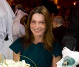 Carla Bruni au côté de l'ancien chancelier allemand Gerhard Schröder,  invités au dîner de gala du sommet international sur l'éducation à Doha avec cheikha Moza al-Misnid à Doha au Qatar, qui se tient du 16 au 18 novembre 2009 
