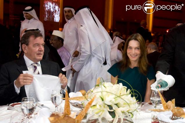 Carla Bruni au côté de l'ancien chancelier allemand Gerhard Schröder,  invités au dîner de gala du sommet international sur l'éducation à Doha avec cheikha Moza al-Misnid à Doha au Qatar, qui se tient du 16 au 18 novembre 2009 
