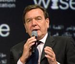 Gerhard Schröder lors du sommet international sur l'éducation à Doha avec cheikha Moza al-Misnid à Doha au Qatar, qui se tient du 16 au 18 novembre 2009
