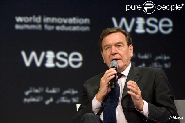 Gerhard Schröder lors du sommet international sur l'éducation à Doha avec cheikha Moza al-Misnid à Doha au Qatar, qui se tient du 16 au 18 novembre 2009