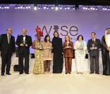 La remise des récompenses lors du sommet international sur l'éducation à Doha avec cheikha Moza al-Misnid (au centre) à Doha au Qatar, qui se tient du 16 au 18 novembre 2009