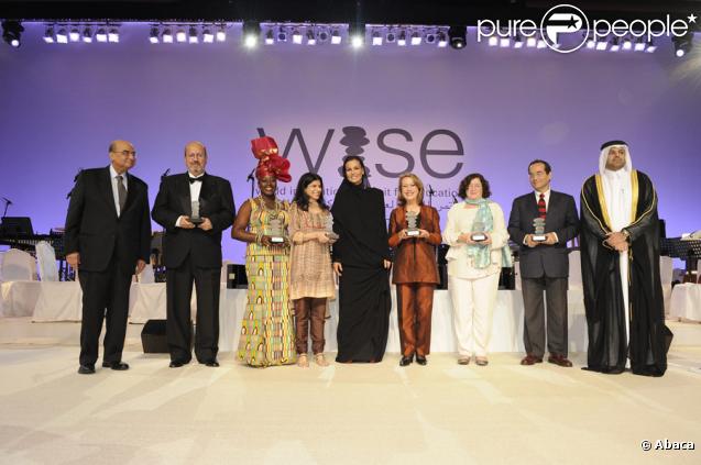 La remise des récompenses lors du sommet international sur l'éducation à Doha avec cheikha Moza al-Misnid (au centre) à Doha au Qatar, qui se tient du 16 au 18 novembre 2009