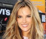 La jeune maman Alessandra Ambrosio, tout sourire à New York le 18/11/09 