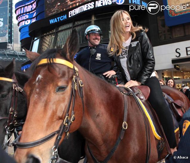 Heidi Klum le 18/11/09 à New York. Une bonne partie de rigolade avec ses copines de Victoria's Secret ! 