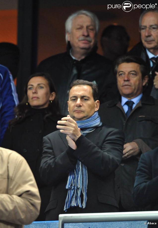 Eric Besson dans les tribunes du Stade de France, à l'occasion du match France - Irlande, le 18 novembre 2009, à Saint-Denis.