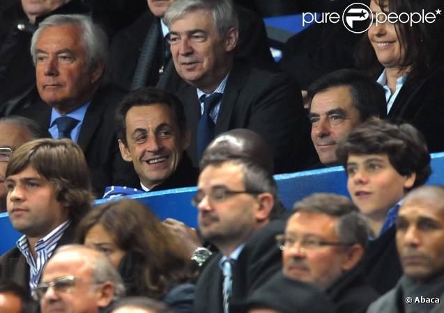 Nicolas Sarkozy et François Fillon dans les tribunes du Stade de France, à l'occasion du match France - Irlande, le 18 novembre 2009, à Saint-Denis.