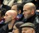 Fabien Barthez et Zinedine Zidane dans les tribunes du Stade de France, à l'occasion du match France - Irlande, le 18 novembre 2009, à Saint-Denis.