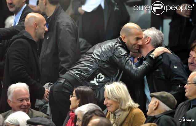 Fabien Barthez et Zinedine Zidane dans les tribunes du Stade de France, à l'occasion du match France - Irlande, le 18 novembre 2009, à Saint-Denis.