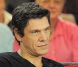 Marc Lavoine, dont le dernier album  Volume 10  sortait chez tous les bons disquaires en août 2009, a été convié par Stéphane Bern à son  Vivement Dimanche .