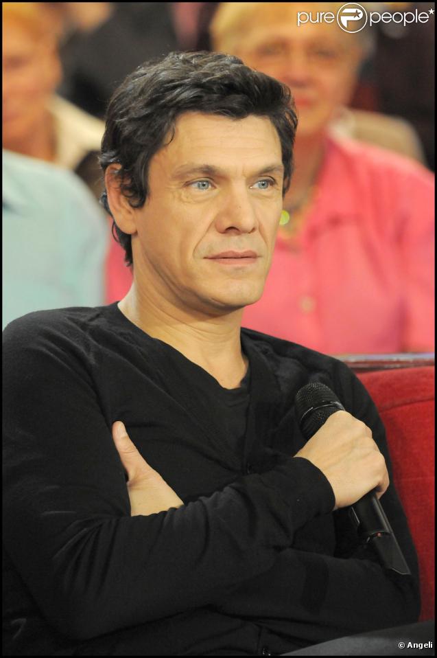 Marc Lavoine, dont le dernier album  Volume 10  sortait chez tous les bons disquaires en août 2009, a été convié par Stéphane Bern à son  Vivement Dimanche .