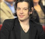 Benjamin Biolay, sur le plateau de  Vivement Dimanche , venu parler de son dernier album  La Superbe , sorti le 19 octobre dernier en édition simple ou collector.