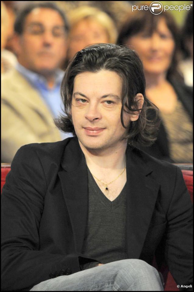 Benjamin Biolay, sur le plateau de  Vivement Dimanche , venu parler de son dernier album  La Superbe , sorti le 19 octobre dernier en édition simple ou collector.