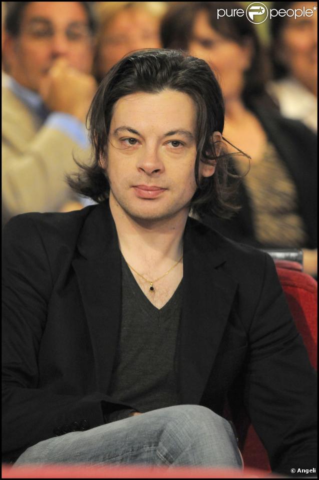 Benjamin Biolay, sur le plateau de  Vivement Dimanche , venu parler de son dernier album  La Superbe , sorti le 19 octobre dernier en édition simple ou collector.