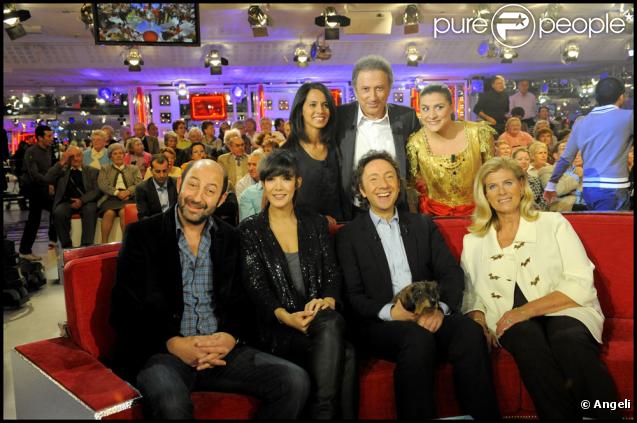 Kad Merad, Mélanie Doutey, Stéphane Bern (accompagné de son chien Virgule), la Princesse Léa de Belgique ainsi que le maître de cérémonie Michel Drucker : photo de famille pour immortaliser l'émission qui sera diffusée ce dimanche 22 novembre.