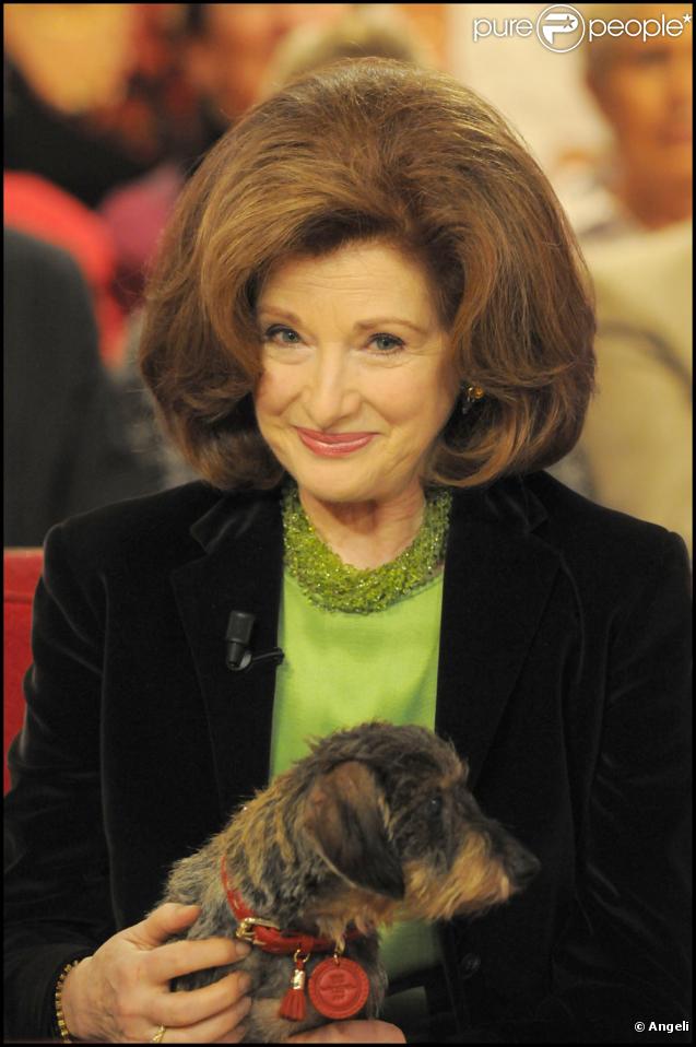 Angelika Cawdor, venue accompagnée de son chien, qui a certainement dû s'amuser comme un petit fou avec Virgule, celui de Stéphane Bern.