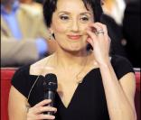 La chanteuse Luz Casal, l'interprète du sublime  Piensa en mi , qui s'est ardemment battue contre un cancer, décelé en janvier 2007, est apparue rayonnante et a donné de la voix pour Stéphane Bern, conquis !