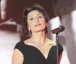 La chanteuse Luz Casal, l'interprète du sublime  Piensa en mi , qui s'est ardemment battue contre un cancer, décelé en janvier 2007, est apparue rayonnante et a donné de la voix pour Stéphane Bern, conquis !
