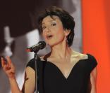 La chanteuse Luz Casal, l'interprète du sublime  Piensa en mi , qui s'est ardemment battue contre un cancer, décelé en janvier 2007, est apparue rayonnante et a donné de la voix pour Stéphane Bern, conquis !