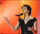 La chanteuse Luz Casal, l'interprète du sublime  Piensa en mi , qui s'est ardemment battue contre un cancer, décelé en janvier 2007, est apparue rayonnante et a donné de la voix pour Stéphane Bern, conquis !