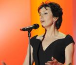 La chanteuse Luz Casal, l'interprète du sublime  Piensa en mi , qui s'est ardemment battue contre un cancer, décelé en janvier 2007, est apparue rayonnante et a donné de la voix pour Stéphane Bern, conquis !