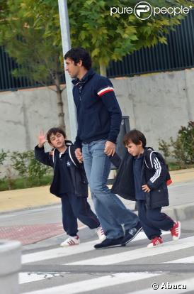 Raul et ses jumeaux Hector et Mateo, à la sortie de l'école, à Madrid, le 17 novembre 2009.