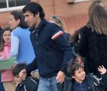 Raul et ses jumeaux Hector et Mateo, à la sortie de l'école, à Madrid, le 17 novembre 2009.