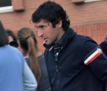 Raul et ses jumeaux Hector et Mateo, à la sortie de l'école, à Madrid, le 17 novembre 2009.