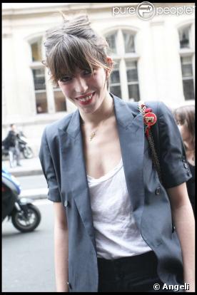 Lou Doillon participera à  La collection pique sa crise  pour Canal+, diffusée à partir du 3 février 2010.