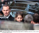 Alice Taglioni à la sortie du Temple essaie d'être souriante...