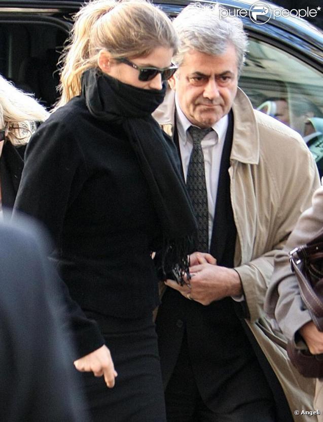 Alice Taglioni à l'arrivée aux obséques...
